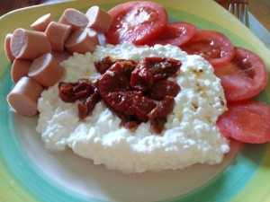 Hüttenkäse und Tomaten