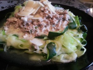 ZNoodles: Zucchininudeln mit Käsehackfleischsauce