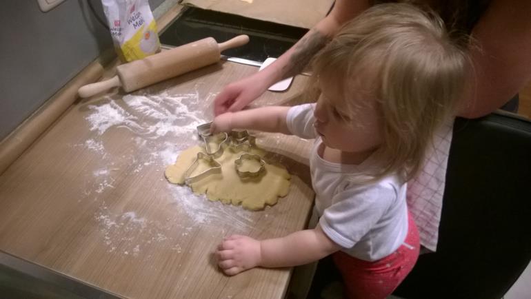 Claire beim Kekse backen
