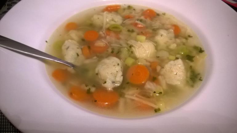 Gemüsesuppe mit Grießnockerl