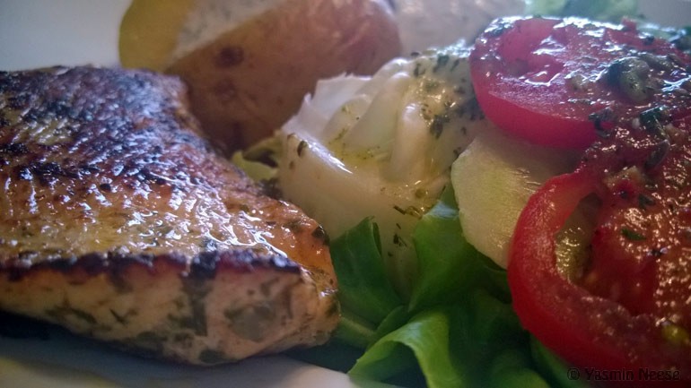 Hähnchenschnitzel mit Rosmarin Ofenkartoffeln an Salat