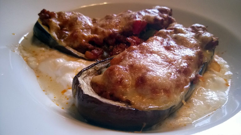 Gefüllte Aubergine mit Hack und Paprika