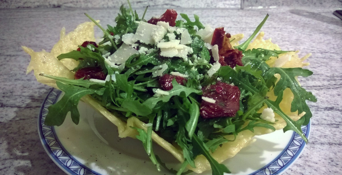 Rucolasalat mit getrockneten Tomaten im Käsenestchen {Low Carb}