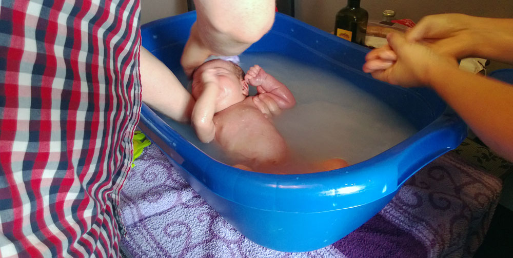 Papa badet das Baby in Olivenöl 
