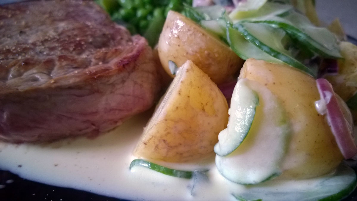 Ksrtoffelsalat mit Gurken und Steak vom Rind